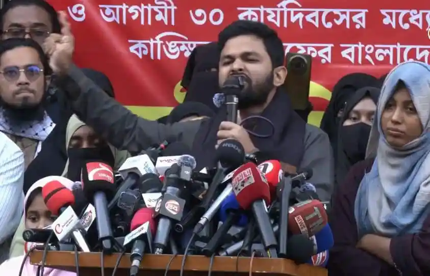 আন্দোলনকারীরা রাজপথে হাদির ওপর হামলার প্রতিবাদ করছেন. Channel i News - চ্যানেল আই নিউজ