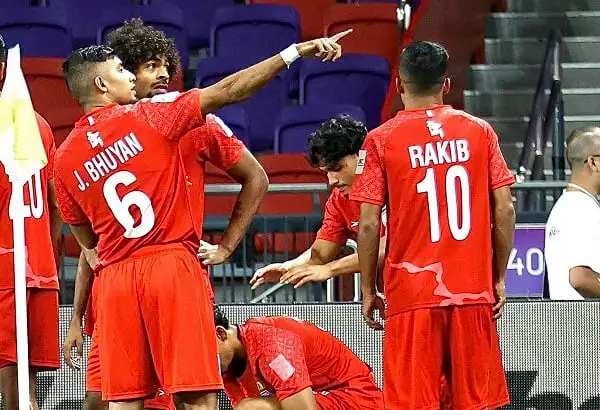 বাংলাদেশ ফুটবল দলের খেলোয়াড়রা মাঠে একত্রিত, একজন অন্যদের নির্দেশ দিচ্ছেন।. Channel i News - চ্যানেল আই নিউজ