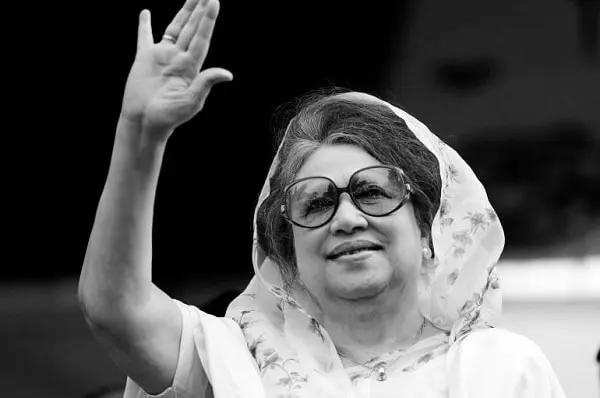 খালেদা জিয়া হাসছেন ও হাত তুলে শুভেচ্ছা জানাচ্ছেন. Channel i News - চ্যানেল আই নিউজ