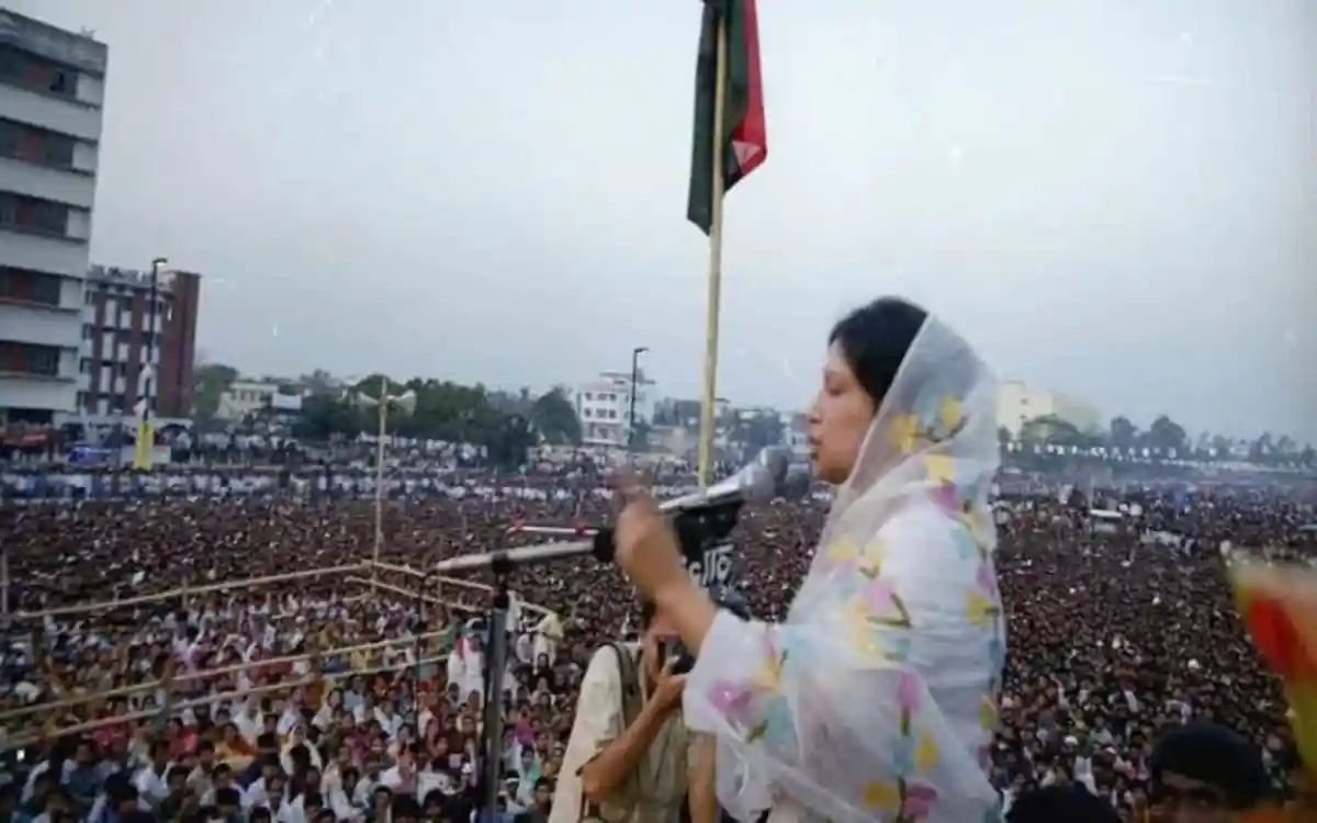 জনসমাগমের মাঝে চ্যানেল আই অনলাইন সংবাদ পাঠক ও সাংবাদিক. Channel i News - চ্যানেল আই নিউজ