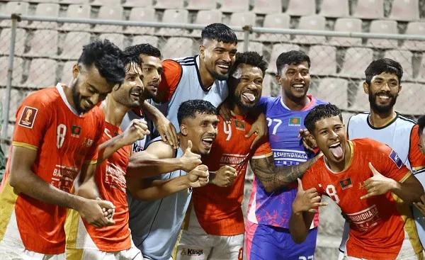 বাংলাদেশ ফুটবল দল জিতেছে, উল্লাস করছে খেলোয়াড়রা. Channel i News - চ্যানেল আই নিউজ