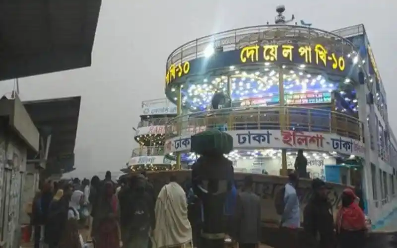 ঘন কুয়াশার কারণে সদরঘাট থেকে লঞ্চ চলাচল বন্ধ, যাত্রীরা অপেক্ষমাণ. Channel i News - চ্যানেল আই নিউজ