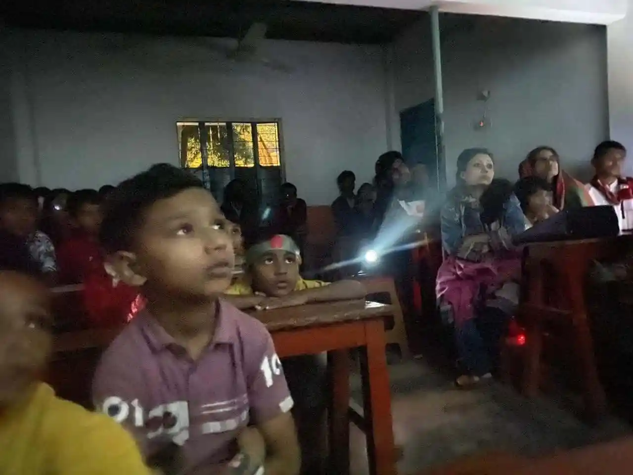 নৈশ বিদ্যালয়ে শিশু ও শিক্ষার্থীরা ‘মেঘমল্লার’ প্রদর্শনী দেখছে. Channel i News - চ্যানেল আই নিউজ