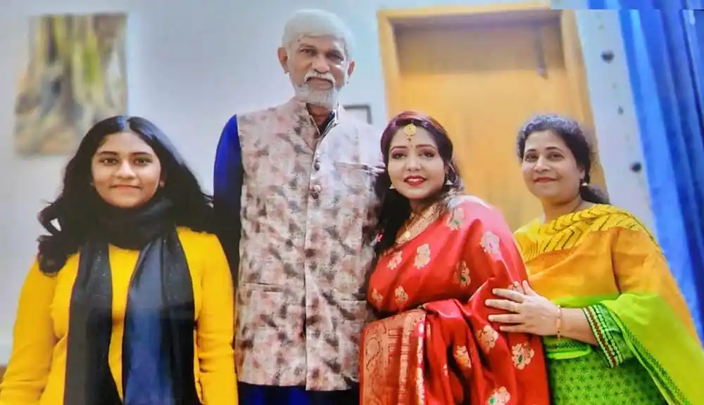 একটি পরিবারের চারজন সদস্যের ছবি, সবাই হাসিমুখে দাঁড়িয়ে. Channel i News - চ্যানেল আই নিউজ