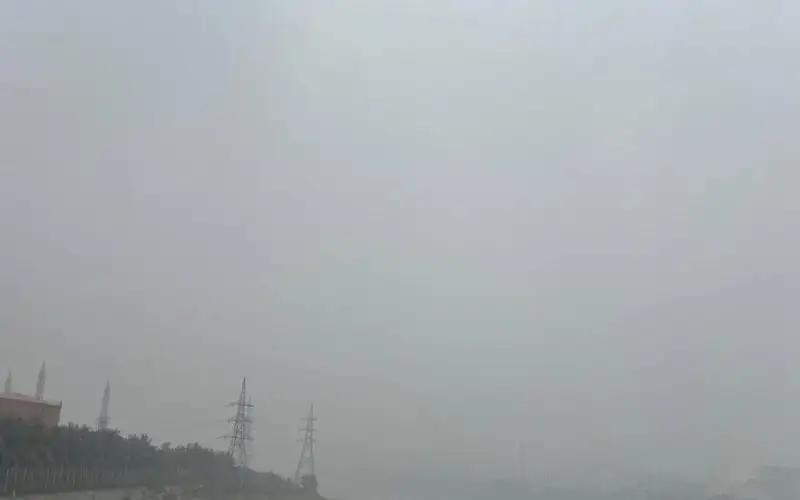 ধূসর আকাশে মৃদু শৈত্যপ্রবাহের কারণে ধোঁয়াটে আবহাওয়া. Channel i News - চ্যানেল আই নিউজ
