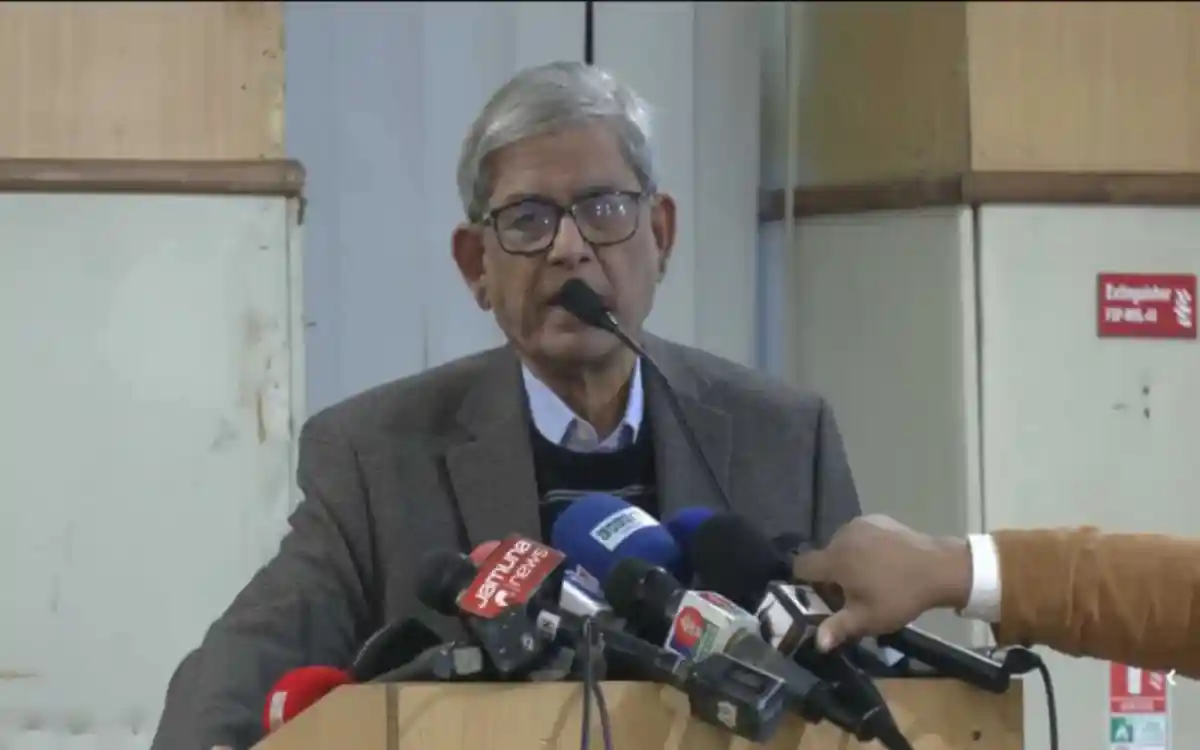 খালেদা জিয়ার জানাজা-দাফন নিয়ে সংবাদ সম্মেলনে বক্তব্য রাখছেন একজন ব্যক্তি. Channel i News - চ্যানেল আই নিউজ