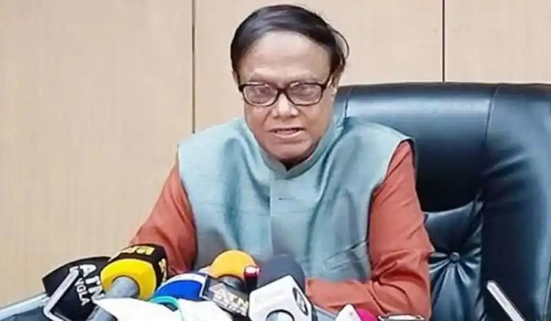 গভর্নর সংবাদ সম্মেলনে বক্তব্য দিচ্ছেন, বিভিন্ন মিডিয়া প্রতিনিধির সামনে. Channel i News - চ্যানেল আই নিউজ