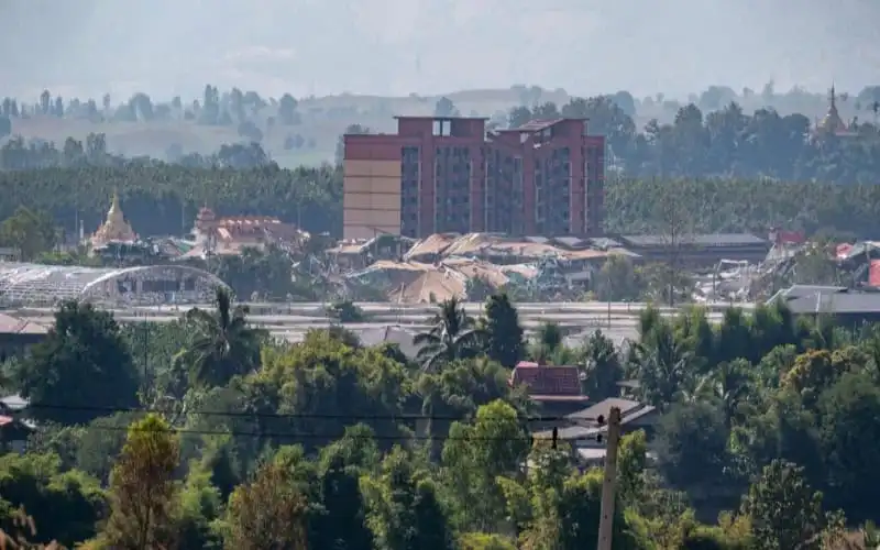 Thick smoke rises over a cityscape near the Thailand-Myanmar border. Channel i News - চ্যানেল আই নিউজ