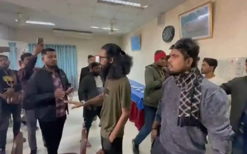 সাংবাদিকদের সঙ্গে আলোচনা করছে দুই এনসিপি নেতা. Channel i News - চ্যানেল আই নিউজ