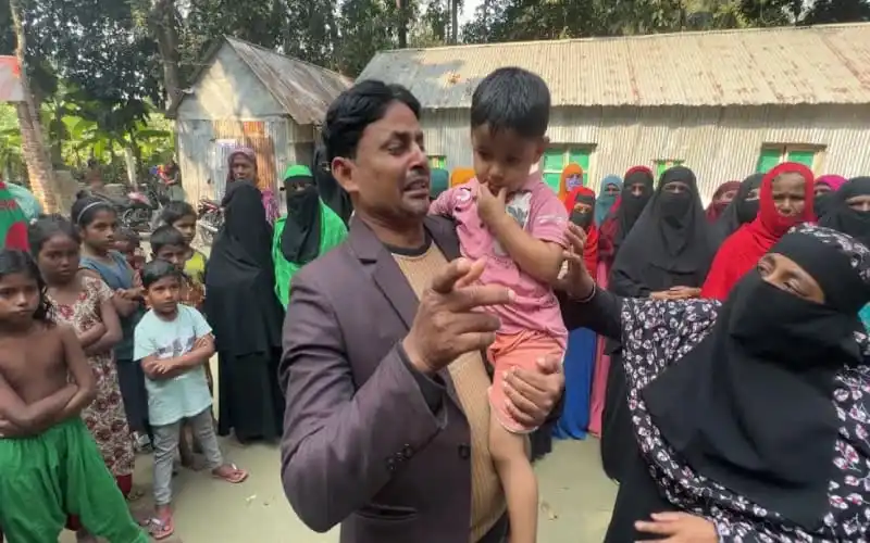 কিশোরগঞ্জে স্কুল শিক্ষিকার ওপর হামলার প্রতিবাদে মানববন্ধন।. Channel i News - চ্যানেল আই নিউজ