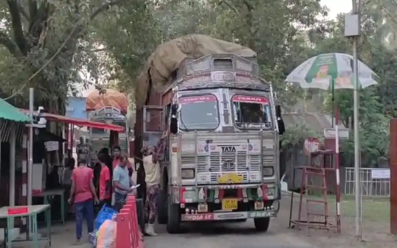 ভারত থেকে পেঁয়াজ আমদানি শুরু, ট্রাকের মাধ্যমে ঢাকায় প্রবেশ।. Channel i News - চ্যানেল আই নিউজ