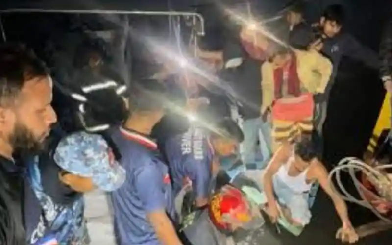 নদীতে ট্রাকসহ ৫ যানবাহনের দুর্ঘটনা, উদ্ধারকর্মীরা উদ্ধার কাজ চালাচ্ছে. Channel i News - চ্যানেল আই নিউজ