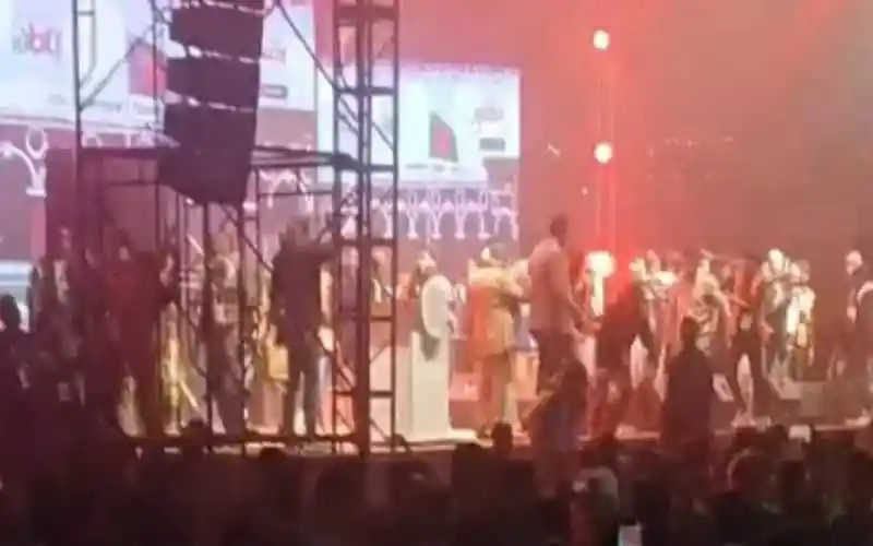 জেমসের কনসার্টে বহিরাগতদের হামলা, আহত ২৫, ভিড় ও অগ্নিসংযোগ. Channel i News - চ্যানেল আই নিউজ