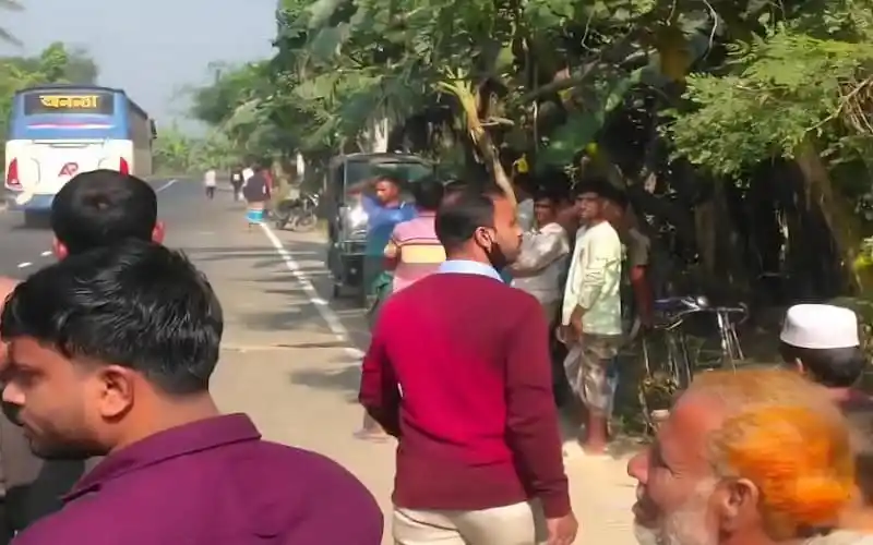 কিশোরগঞ্জে মাইক্রোবাস চাপায় নিহত মাদ্রাসা শিক্ষক, ঘটনাস্থলে লোকজন. Channel i News - চ্যানেল আই নিউজ