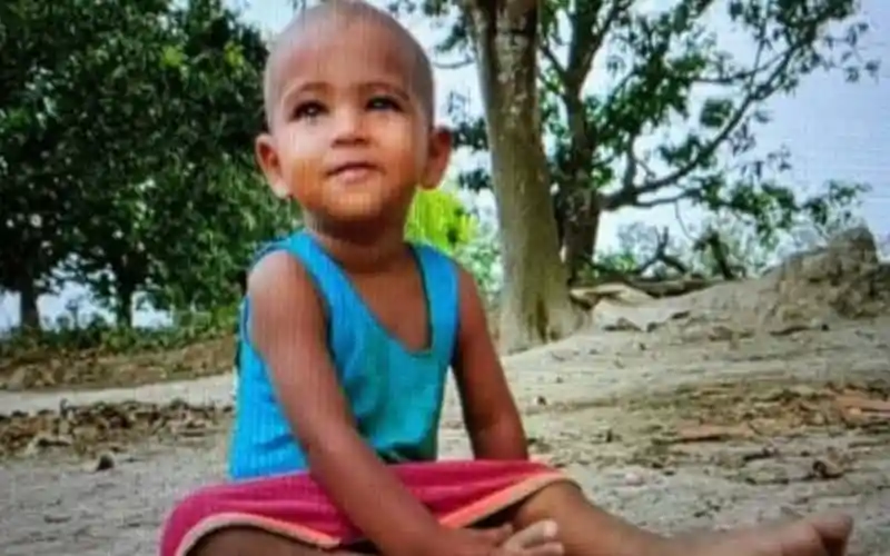 ছোট শিশু একটি প্রকৃতির মাঝে বসে আছে. Channel i News - চ্যানেল আই নিউজ
