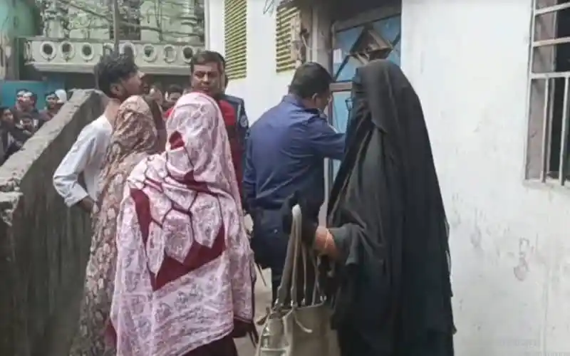 নিহত শিশুর মরদেহ উদ্ধারের জন্য পুলিশ ও স্বজনরা উপস্থিত. Channel i News - চ্যানেল আই নিউজ