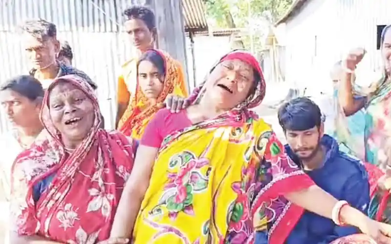 দুর্ঘটনায় আহত নারী ও পরিবারের সদস্যরা হাসপাতালে চিকিৎসাধীন. Channel i News - চ্যানেল আই নিউজ