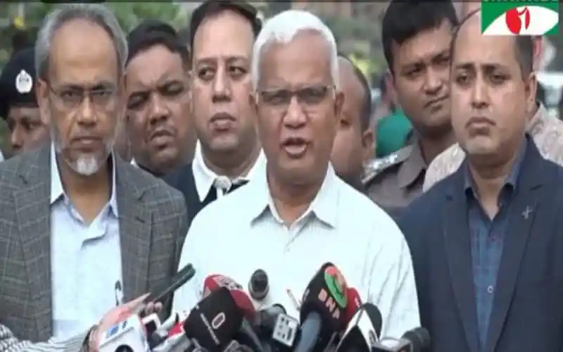 খালেদা জিয়ার স্বাস্থ্যের অবস্থা নিয়ে ডা. জাহিদ সংবাদ সম্মেলন করছেন।. Channel i News - চ্যানেল আই নিউজ