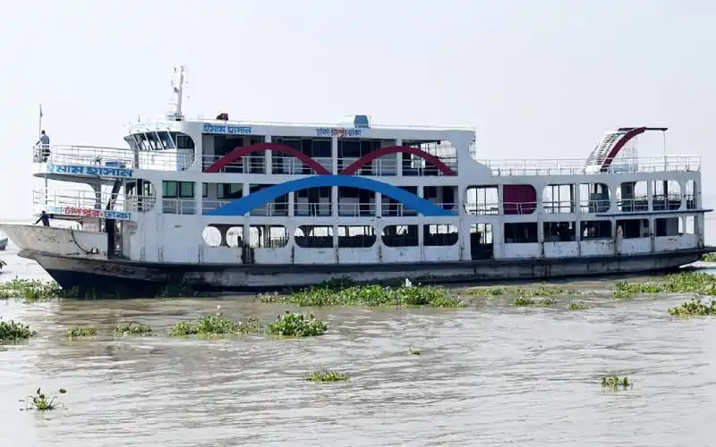 নৌযান চলাচল স্বাভাবিক, নদীতে একটি বড় নৌকা দেখা যাচ্ছে. Channel i News - চ্যানেল আই নিউজ