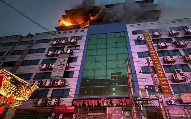 গুলিস্তান জিরো পয়েন্টে খদ্দর মার্কেটে অগ্নিকাণ্ডের ঘটনা. Channel i News - চ্যানেল আই নিউজ