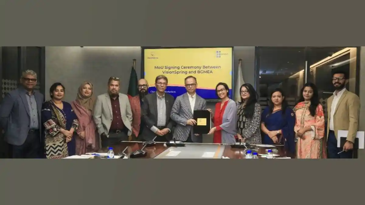 গার্মেন্ট শ্রমিকদের জন্য চোখের পরীক্ষা ও চশমা প্রদান অনুষ্ঠানে অংশগ্রহণকারী ব্যক্তিরা. Channel i News - চ্যানেল আই নিউজ