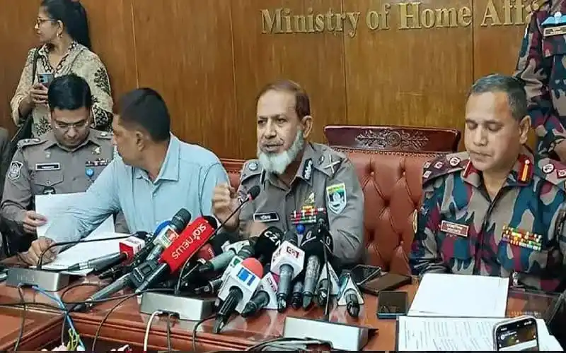 বাংলাদেশ পুলিশের কর্মকর্তারা হাদির হত্যাকাণ্ডের বিষয়ে সংবাদ সম্মেলন করছেন।. Channel i News - চ্যানেল আই নিউজ