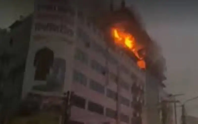 গুলিস্তান খদ্দর মার্কেটের আগুনের ধোঁয়া ও লাল অগ্নিকুণ্ড দেখা যাচ্ছে. Channel i News - চ্যানেল আই নিউজ