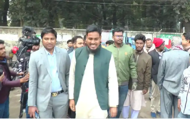 বাংলাদেশের রাজনৈতিক নেতারা একত্রে উপস্থিত, নিরাপত্তা ও সমর্থন দেখাচ্ছেন. Channel i News - চ্যানেল আই নিউজ