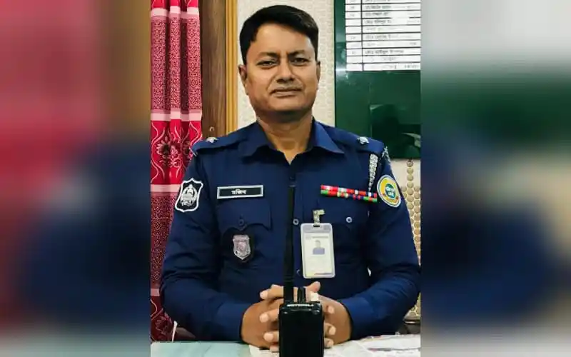 নতুন ভারপ্রাপ্ত কর্মকর্তা মো. মজিবুর রহমানের ছবি, বানারীপাড়া থানায়. Channel i News - চ্যানেল আই নিউজ