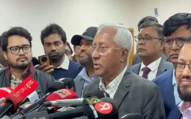 বিএনপি নেতা তারেক রহমানের ছবি, বিভিন্ন সংবাদমাধ্যমের ক্যামেরা ও মাইক্রোফোনের সামনে. Channel i News - চ্যানেল আই নিউজ