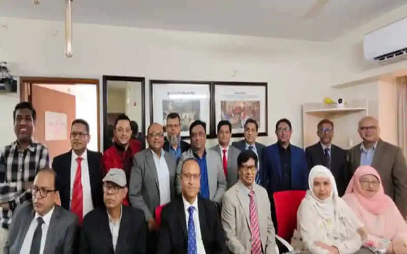 প্রাক্তন শিক্ষার্থীদের ক্লাবের আনুষ্ঠানিক উদ্বোধন অনুষ্ঠানে অংশগ্রহণকারী সদস্যরা. Channel i News - চ্যানেল আই নিউজ