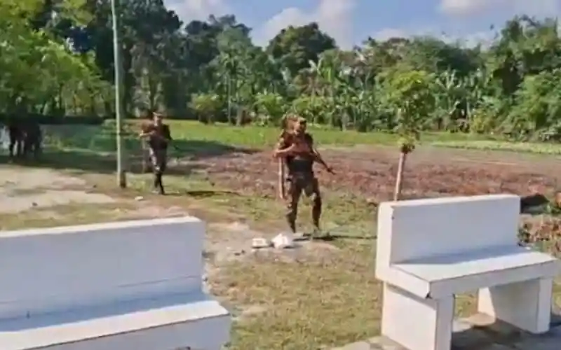 বিজিবি সদস্যরা লালমনিরহাটে বিএসএফ সদস্য আটক করেছে।. Channel i News - চ্যানেল আই নিউজ