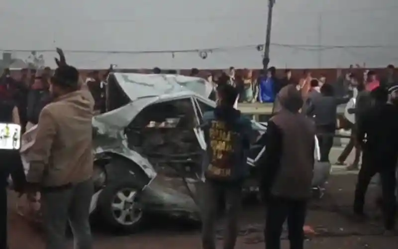 প্রাইভেটকারে ট্রাকের ধাক্কা, আহত ও নিহতের দৃশ্য. Channel i News - চ্যানেল আই নিউজ