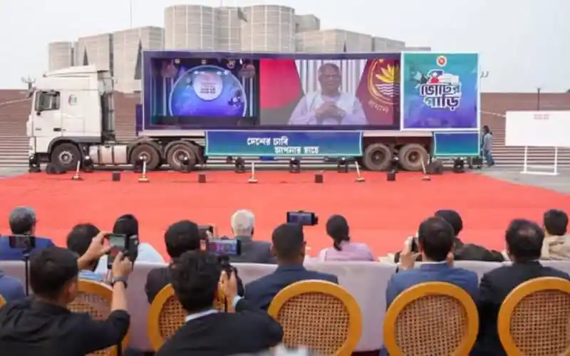 ভোটের প্রচার জন্য ট্রাকের ওপর বড় স্ক্রিনে বক্তা বক্তৃতা দিচ্ছেন. Channel i News - চ্যানেল আই নিউজ