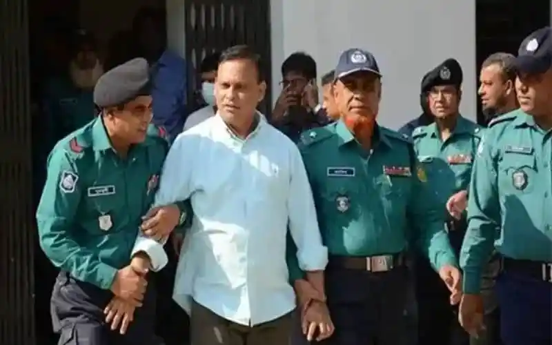 জামিনে মুক্তি পেয়ে সাংবাদিকের সঙ্গে পুলিশের সদস্যরা. Channel i News - চ্যানেল আই নিউজ