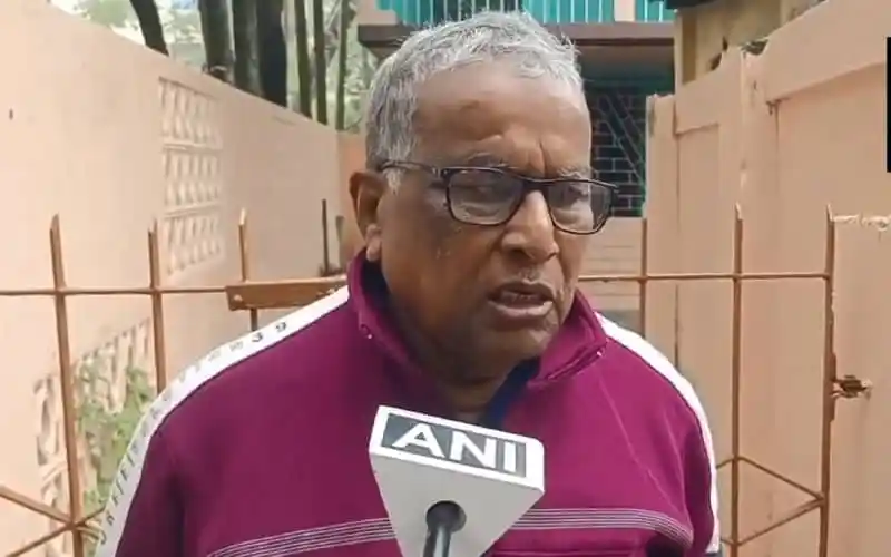 বয়স্ক ব্যক্তি জলপাইগুড়িতে শোক প্রকাশ করছেন।. Channel i News - চ্যানেল আই নিউজ