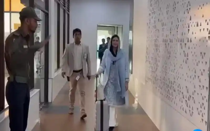 বাংলাদেশের একজন নারী কর্মকর্তা বিমানবন্দরে আসছেন।. Channel i News - চ্যানেল আই নিউজ