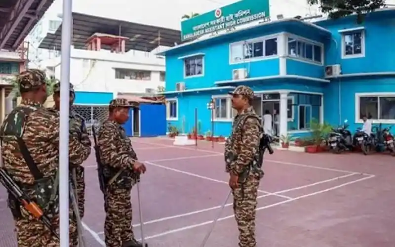 বাংলাদেশ নির্বাচন কমিশন ভবনের সামনে সেনা সদস্যরা অবস্থান করছে।. Channel i News - চ্যানেল আই নিউজ