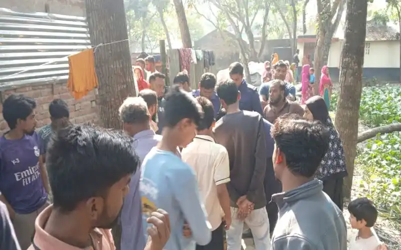 চুয়াডাঙ্গায় শ্রমিকের মৃত্যুতে এলাকায় শোক ও শোকপ্রকাশ।. Channel i News - চ্যানেল আই নিউজ