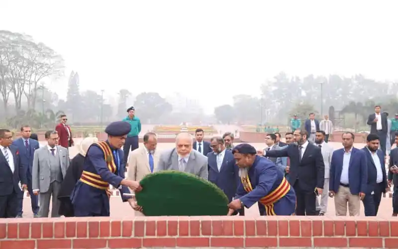 প্রধান বিচারপতি স্মৃতিসৌধে শহীদদের প্রতি শ্রদ্ধা নিবেদন করছেন।. Channel i News - চ্যানেল আই নিউজ