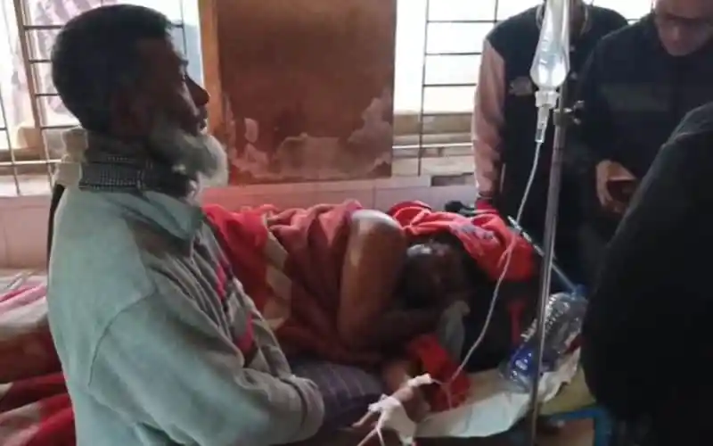 অগ্নিসংযোগে আহত ব্যক্তি হাসপাতালে চিকিৎসাধীন, পাশে অন্যরা দাঁড়িয়ে. Channel i News - চ্যানেল আই নিউজ