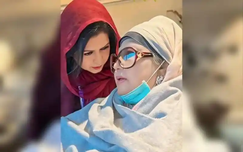 দুজন নারী একে অপরের দিকে তাকাচ্ছেন, একজনের মুখে মাস্ক নেই. Channel i News - চ্যানেল আই নিউজ