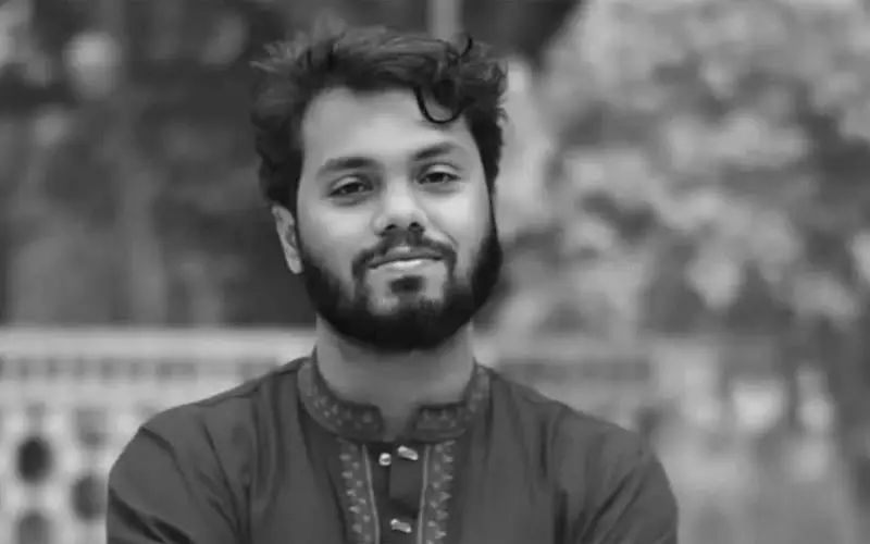 স্মার্ট যুবক হাস্যোজ্জ্বল মুখের ছবি, কালো ও সাদা ফটো. Channel i News - চ্যানেল আই নিউজ