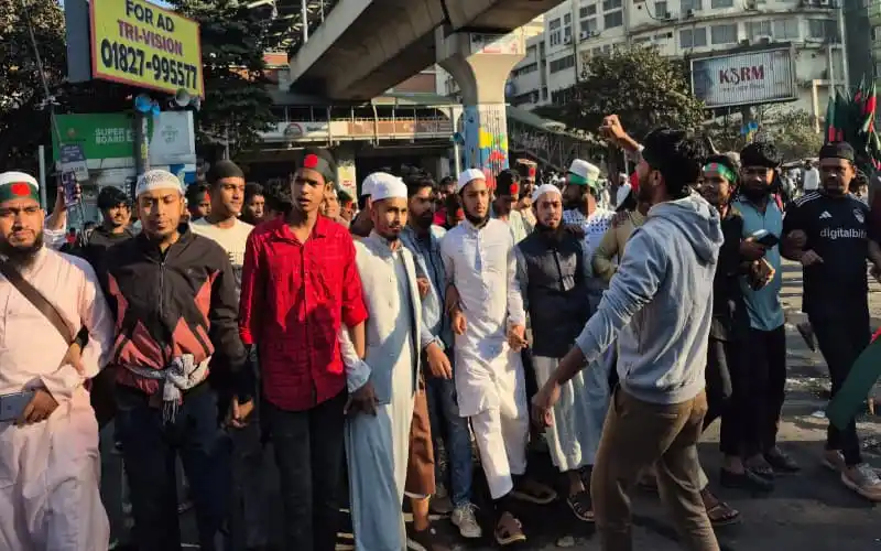 শিক্ষার্থীরা শাহবাগে ওসমান হাদির মৃত্যুর প্রতিবাদে জড়ো হয়েছে. Channel i News - চ্যানেল আই নিউজ