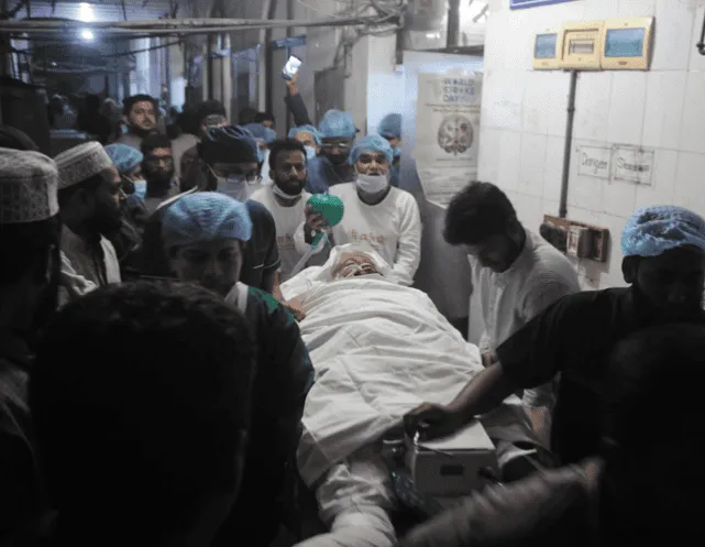 অসুস্থ রোগীকে হাসপাতালে চিকিৎসা দেওয়া হচ্ছে, জরুরি পরিস্থিতি।. Channel i News - চ্যানেল আই নিউজ