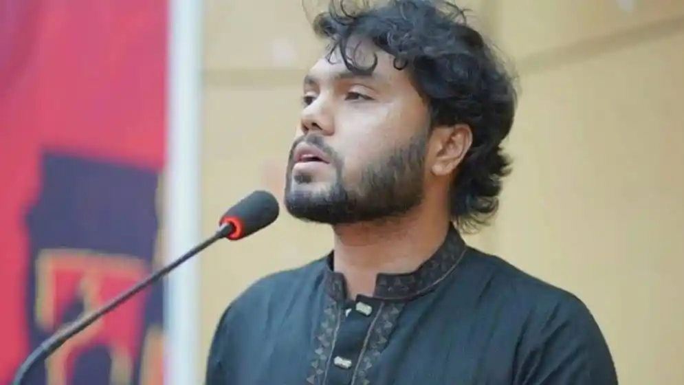 বাংলাদেশের একজন সাংবাদিক বা সংবাদ উপস্থাপক, বক্তৃতা দিচ্ছেন. Channel i News - চ্যানেল আই নিউজ