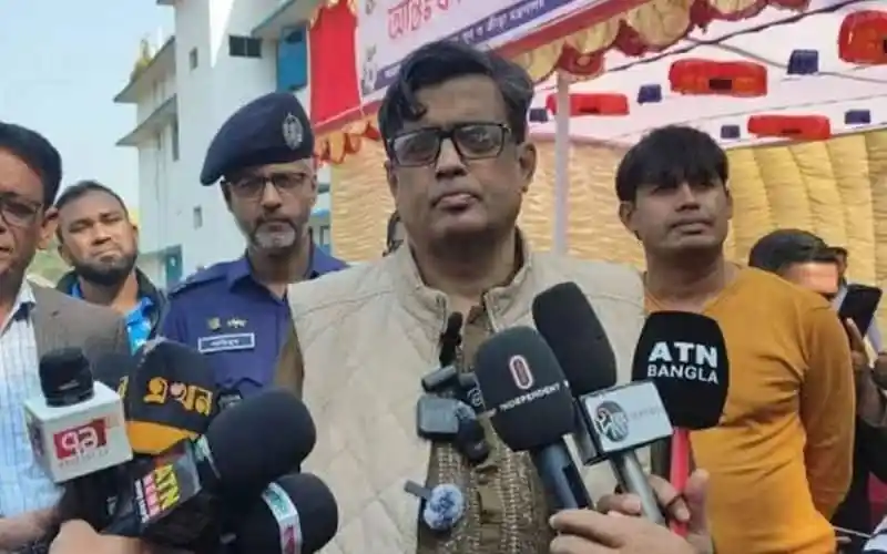 প্রেস সচিব সাংবাদিকদের প্রশ্নের উত্তর দিচ্ছেন, বেশ কয়েকজন সাংবাদিক উপস্থিত. Channel i News - চ্যানেল আই নিউজ