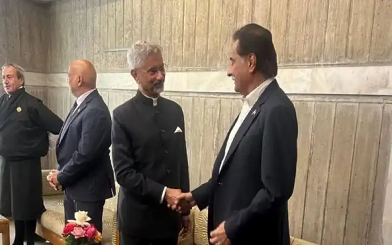 ঢাকায় পাকিস্তানের স্পিকার ও ভারতের পররাষ্ট্রমন্ত্রী হাত মেলাচ্ছেন. Channel i News - চ্যানেল আই নিউজ