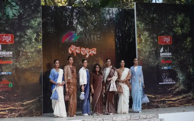 পৌষ উৎসবের অনুষ্ঠানে নারীদের ঐতিহ্যবাহী পোশাক পরিধান করে অংশগ্রহণ।. Channel i News - চ্যানেল আই নিউজ