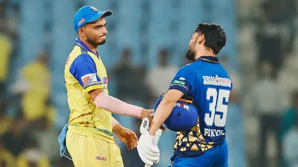 বাংলাদেশ ক্রিকেটাররা আইপিএল নিলামে অভিষেকের পর একে অপরের সাথে শুভেচ্ছা বিনিময় করছেন।. Channel i News - চ্যানেল আই নিউজ